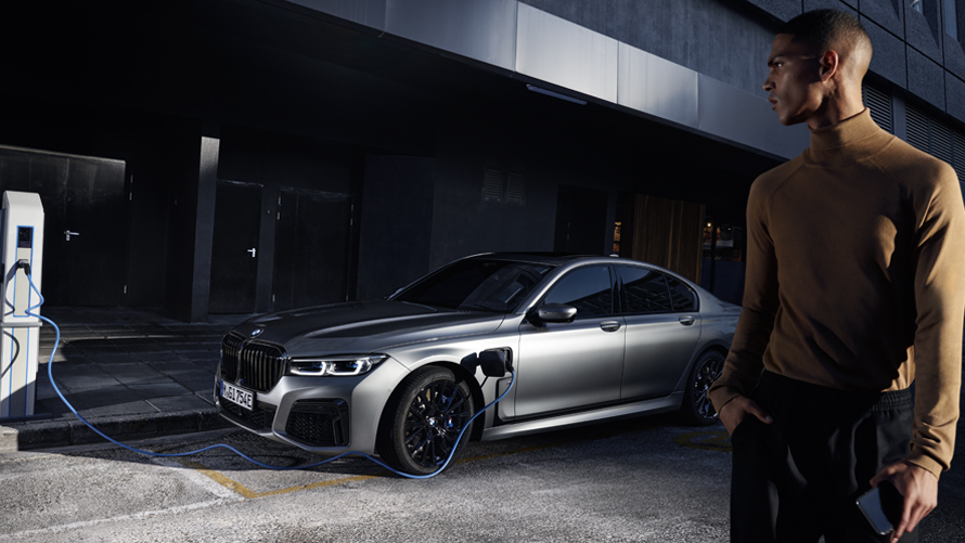 BMW Série 7 Berline Hybride Rechargeable blanche de trois quart face BMW Série 7 Berline Hybride Rechargeable blanche de trois quart face